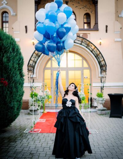 Decor cu baloane albastre și albe în curtea La Belle Epoque
