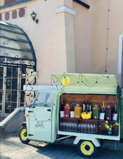 Bar mobil pentru cocktailuri amenajat în curtea clădirii