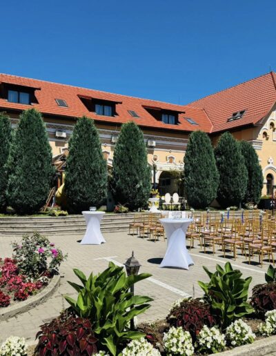Amenajare pentru cununie civilă în curtea La Belle Epoque