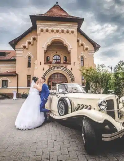 Miri lângă un automobil de epocă, în fața clădirii La Belle Epoque