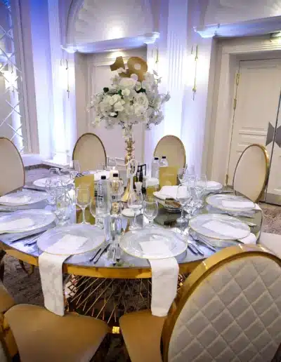 Masă festivă cu aranjament floral alb în Sala George Enescu