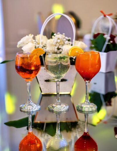 Cocktailuri colorate pregătite pentru un eveniment